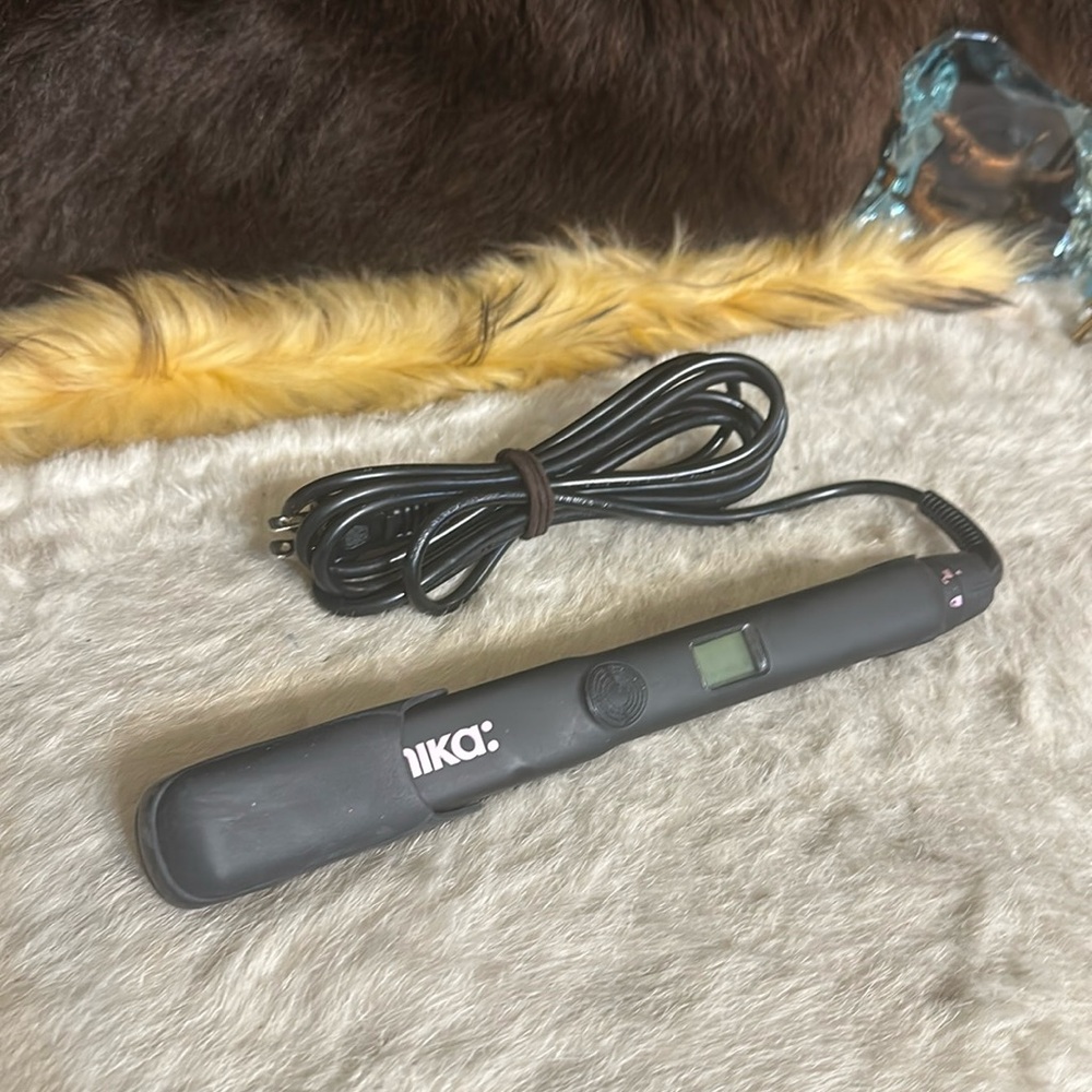 amika Black Hair Straightener